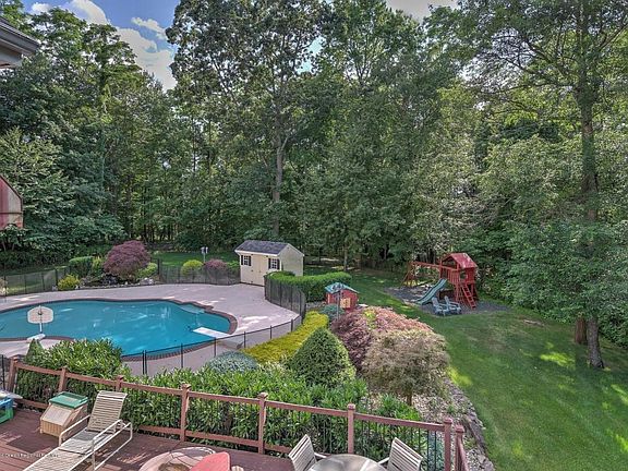 2nd image of 2 Mink Hollow Ln