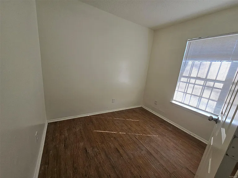 412 Edward St — Photo 8