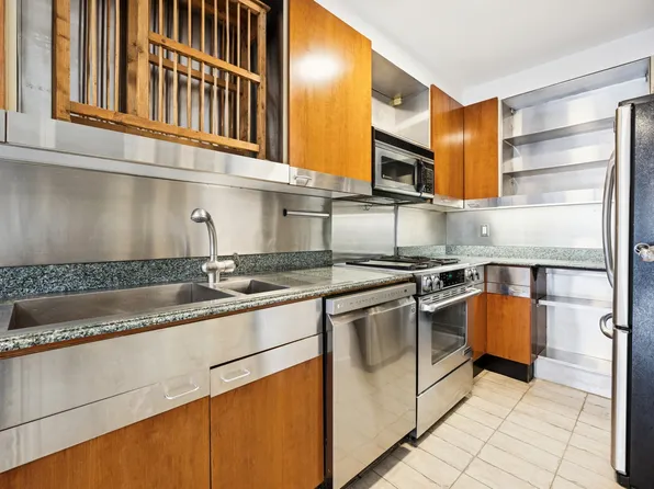 166-25 Powells Cove Boulevard image 10 of 40