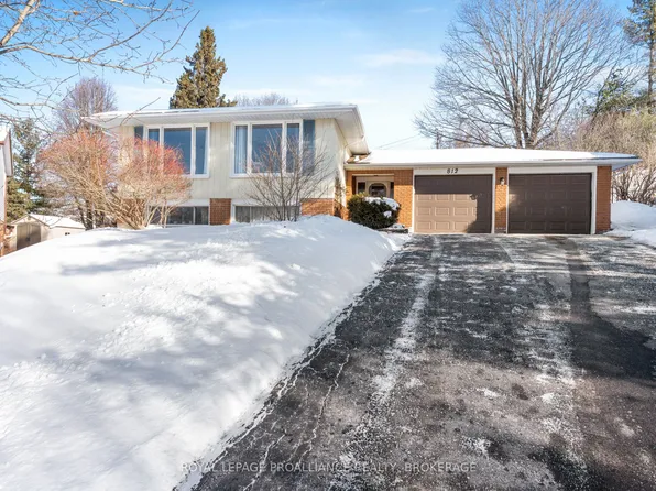 812 Hillside Dr, Kingston, ON K7M 5Y8