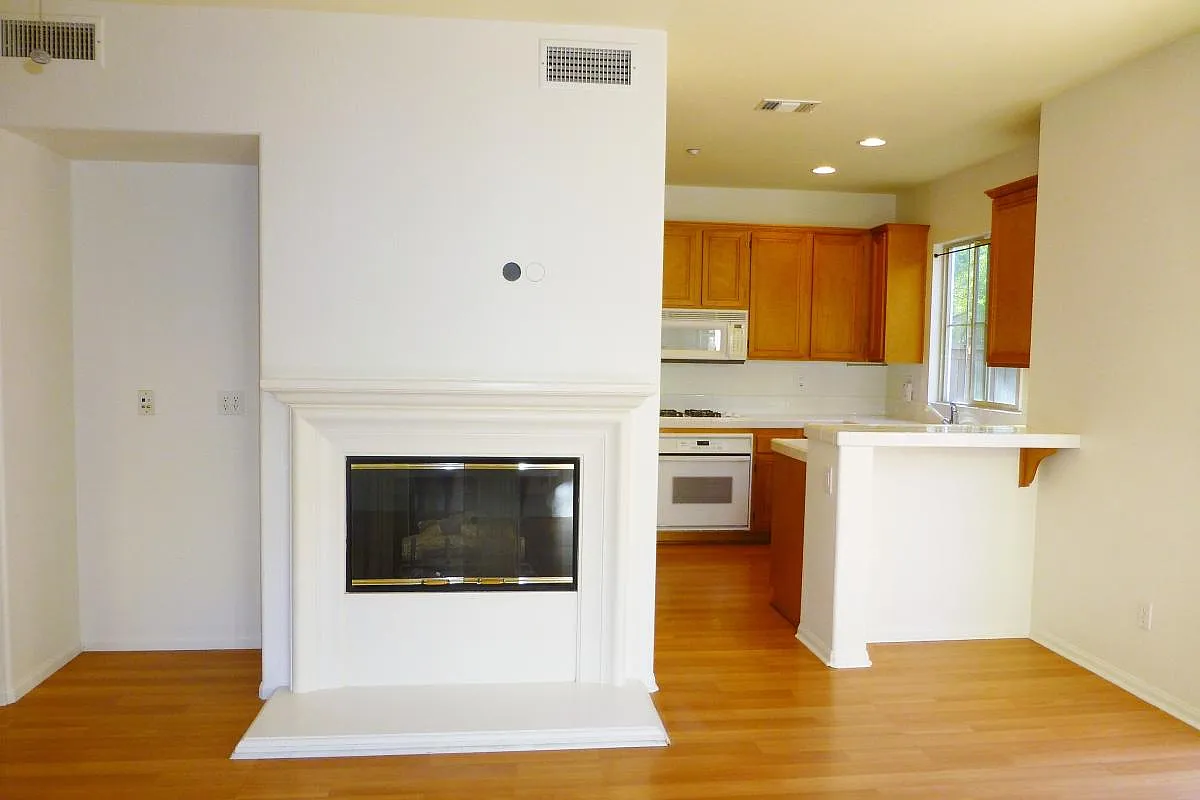 2 bed, 2.5 bath, 1210 sqft, $3,800 — Photo 4