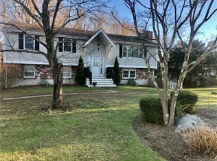 31 Oak Hollow Rd, Branford, CT 06405