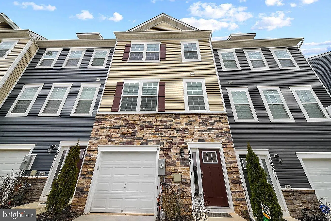 4 bed, 2.5 bath, 2200 sqft, $3,400 — Photo 1