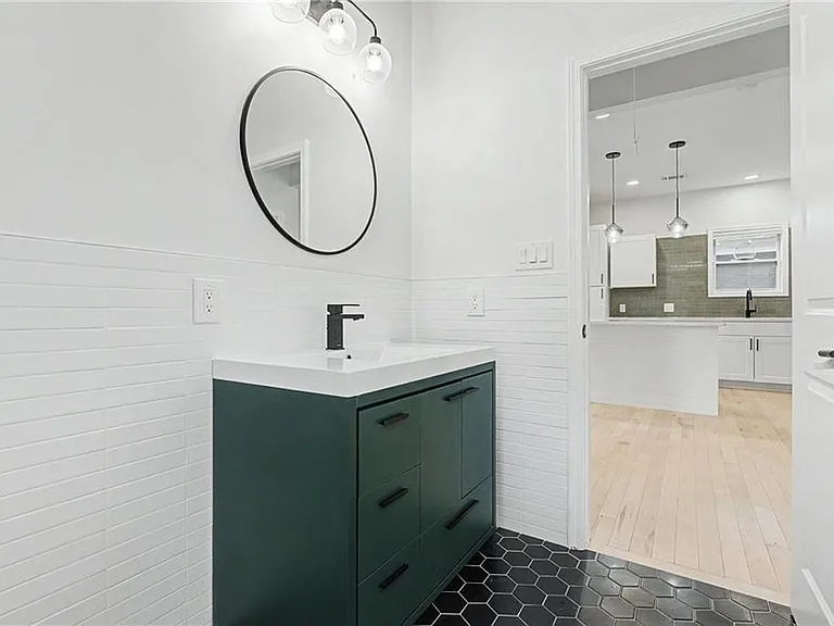 827 Elbert St SW — Photo 8