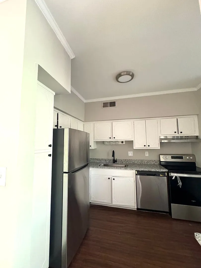 Adorable Two Bedroom in South Park! — Photo 3