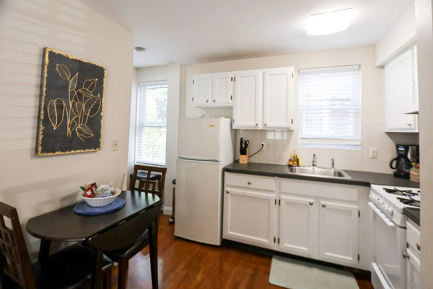 2 bed, 1.5 bath, 893 sqft, $6,909 — Photo 4