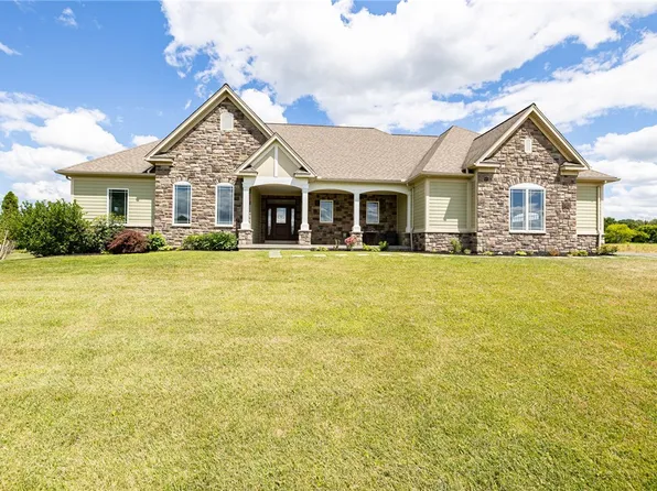 427 Co Rd 8, Farmington, NY 14425