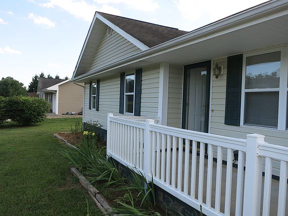 3rd image of 124 Hampton Glen Dr