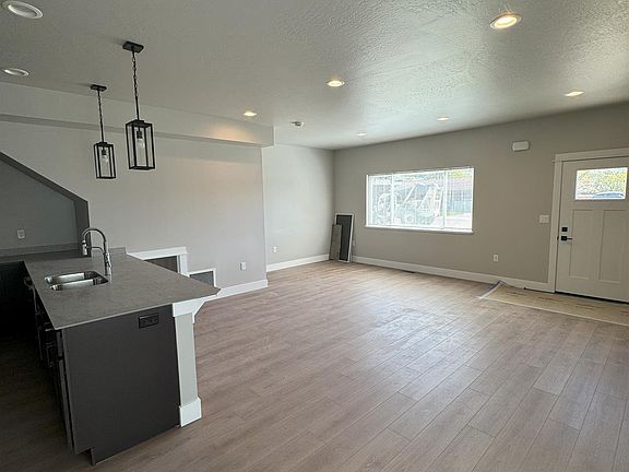 5th image of 2360 Benton Ave #B