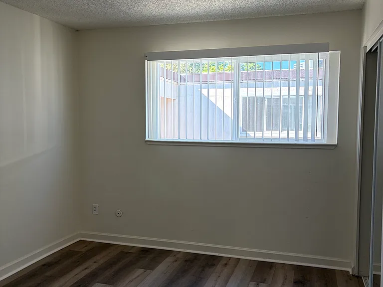 307 University Ave — Photo 7
