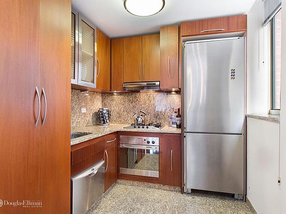 4th image of 236 E 47th St APT 23B