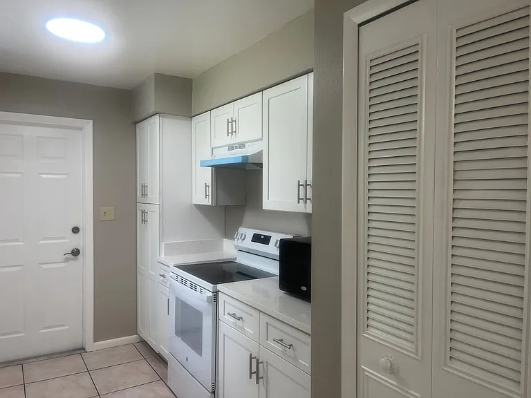 917 S Alder Ave — Photo 7