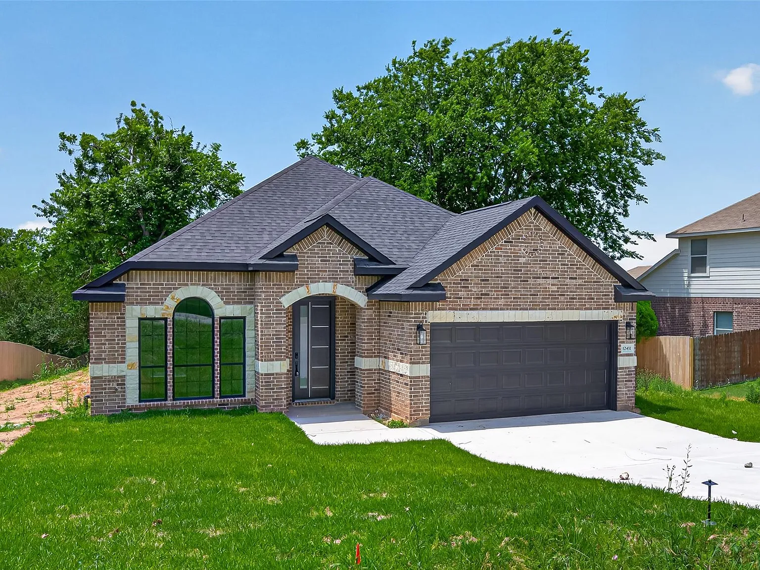 3 bed, 2.0 bath, 2226 sqft, $2,200 — Photo 3