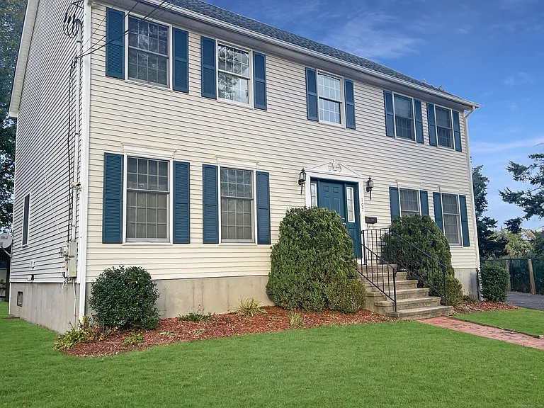 107 Benson Pl — Photo 2