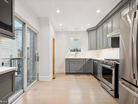 3rd image of 863 N Woodstock St