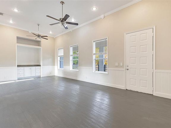 3rd image of 704 Grape Ave