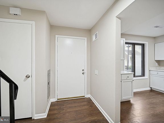 4th image of 1669 Kenwood Ave