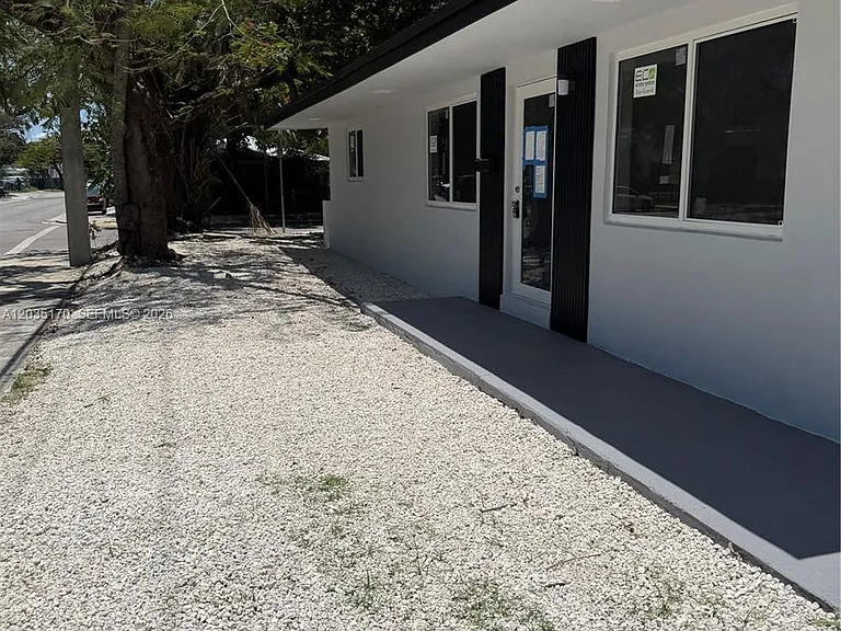 3220 Plaza St — Photo 3