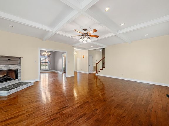 4th image of 330 Martin Pl