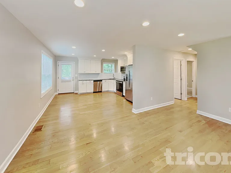1026 Chelsea Dr — Photo 3