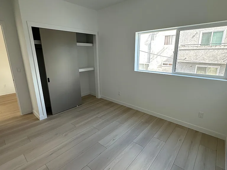 6410 Riverton Ave — Photo 4