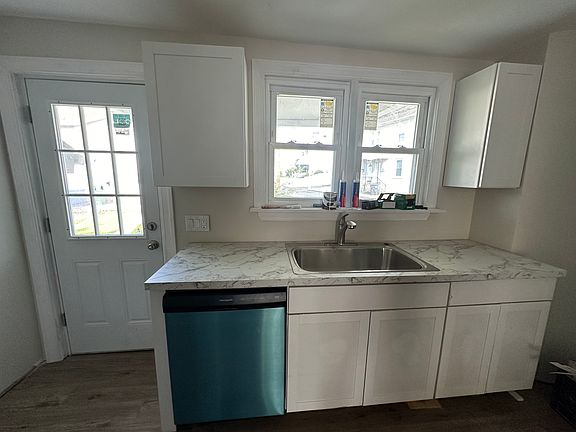 4th image of 661 Wyandotte St