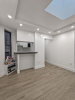 4th image of 216 E 29th St #2B