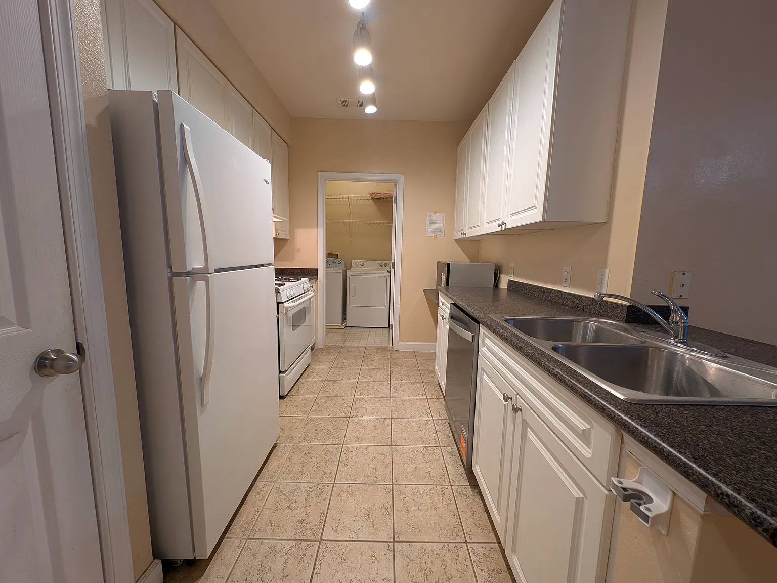 501 Hungerford Dr — Photo 4