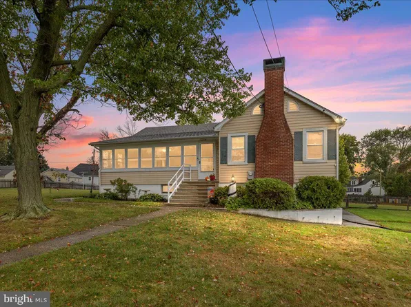 2275 Lake Dr, Pasadena, MD 21122