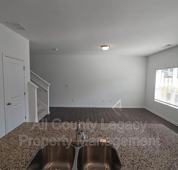 1100 Lossie Ln — Photo 3