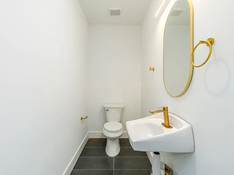 Q10 Luxury Apartments — Photo 34