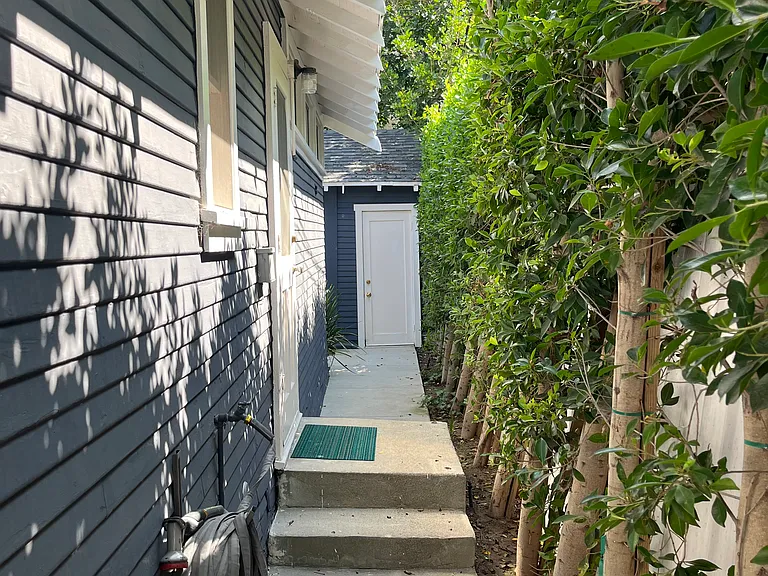7022 De Longpre Ave #7022 — Photo 20