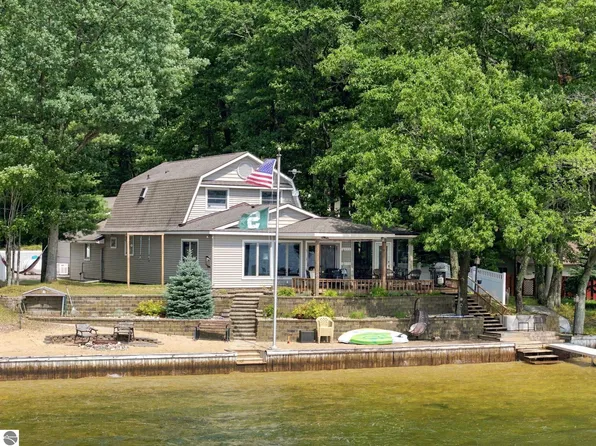 9171 W Oak Dr, Lake City, MI 49651