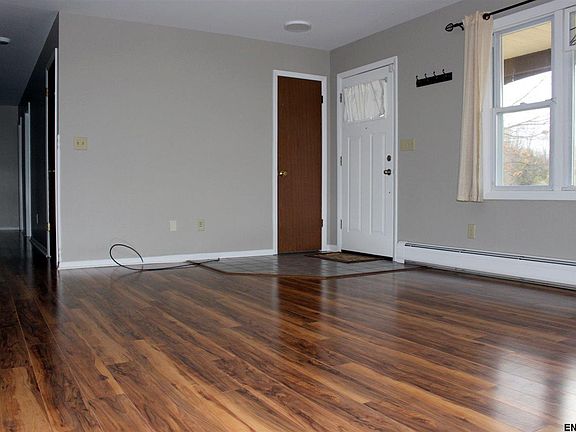 4th image of 22 Baltusrol Dr