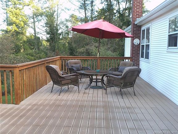 SUMMER ENTERTAINING ON THIS SPACIOUS REAR DECK