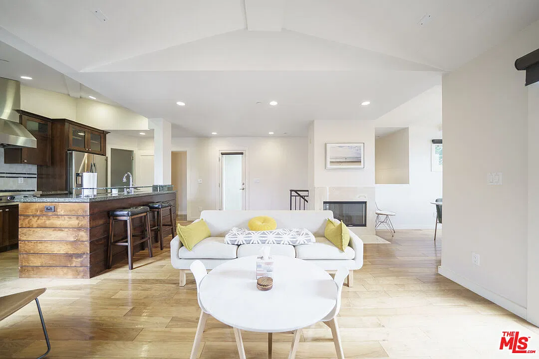 3 bed, 3.0 bath, 1653 sqft, $7,800 — Photo 3