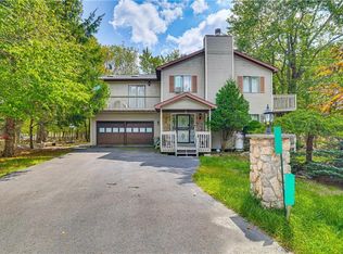 7901 Sleepy Hollow Dr, Tobyhanna, PA 18466