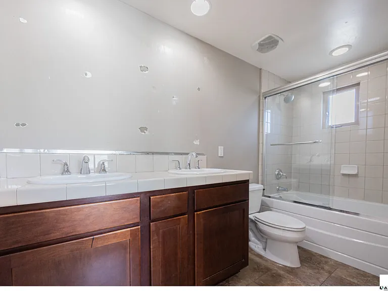 563 W 6th St — Photo 17