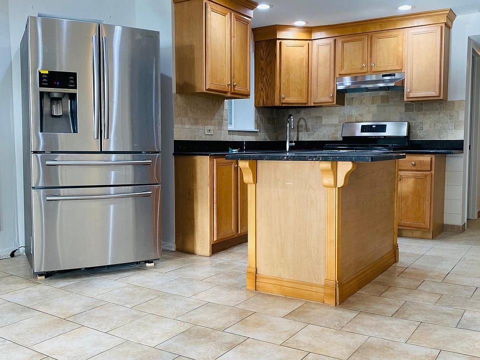 1st image of 1046 N Oakley Blvd