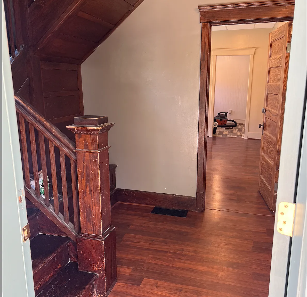 28 Bidwell St W — Photo 3