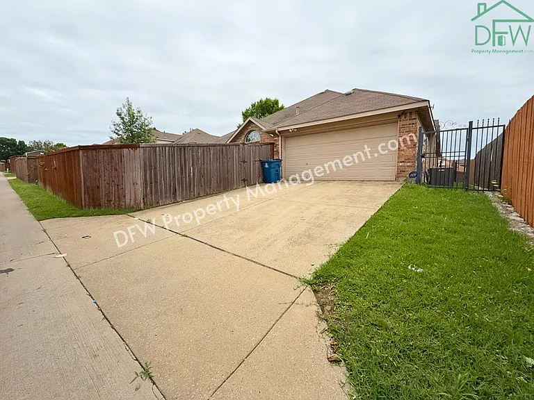 1541 Mountain Laurel Ln — Photo 2