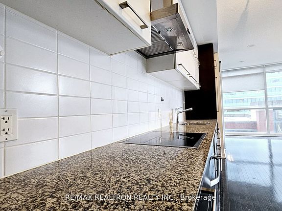 4th image of 770 Bay St #712