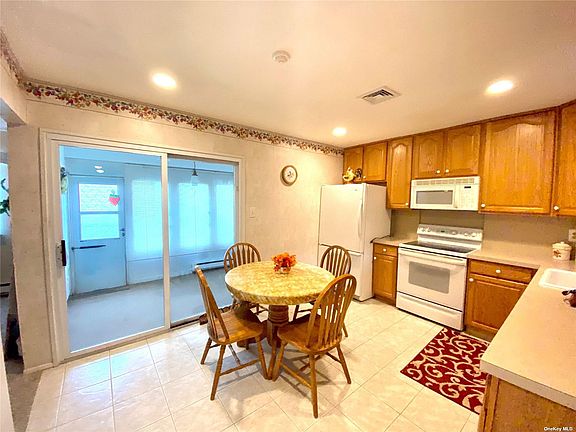 2nd image of 32 Freemont Ln #32
