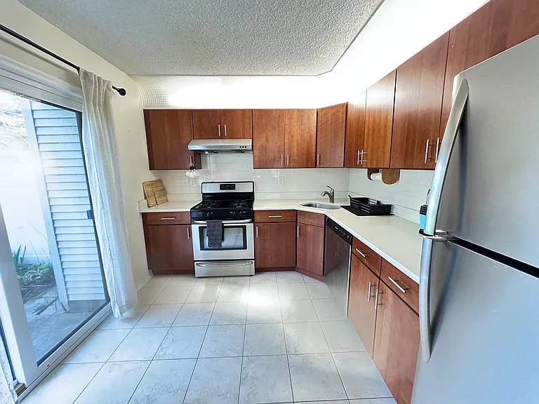 543 Manchester Ct — Photo 2