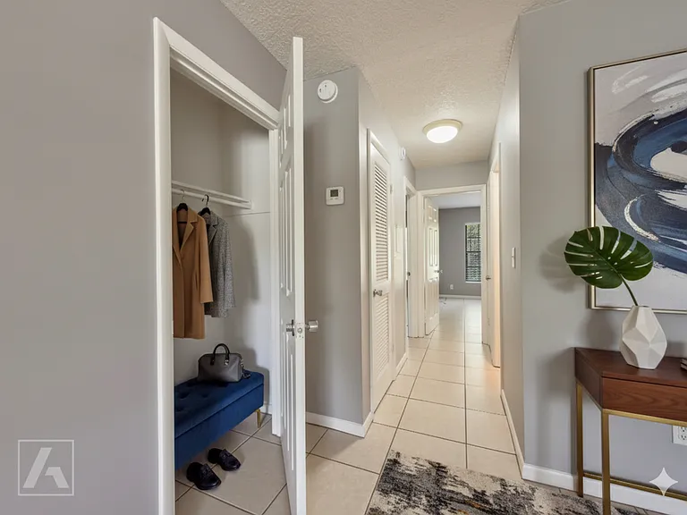 Carriage House Apts — Photo 81