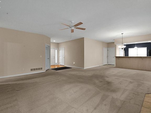 5th image of 102 Roth Ct