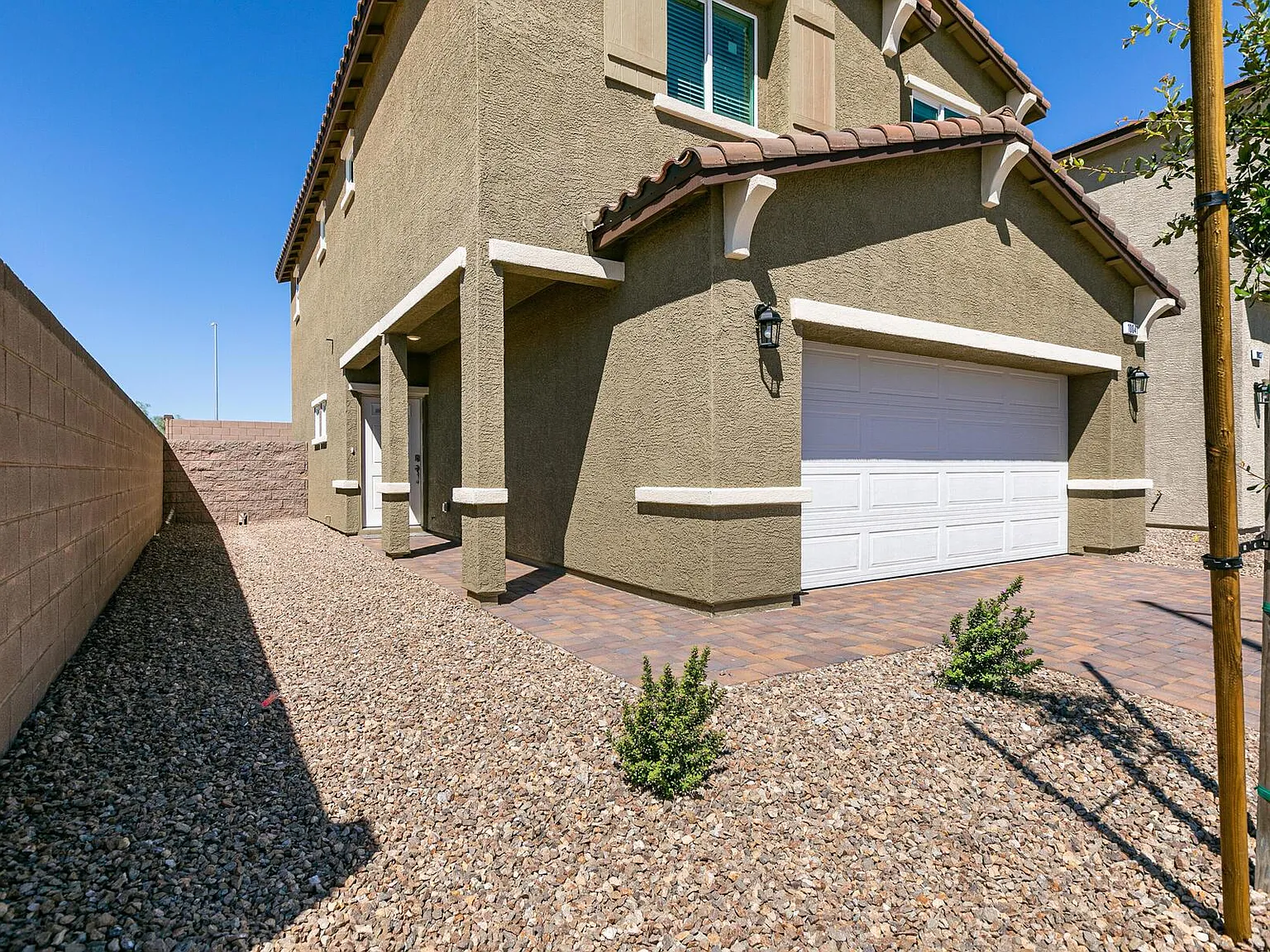 3 bed, 2.5 bath, 1716 sqft, $2,400 — Photo 2