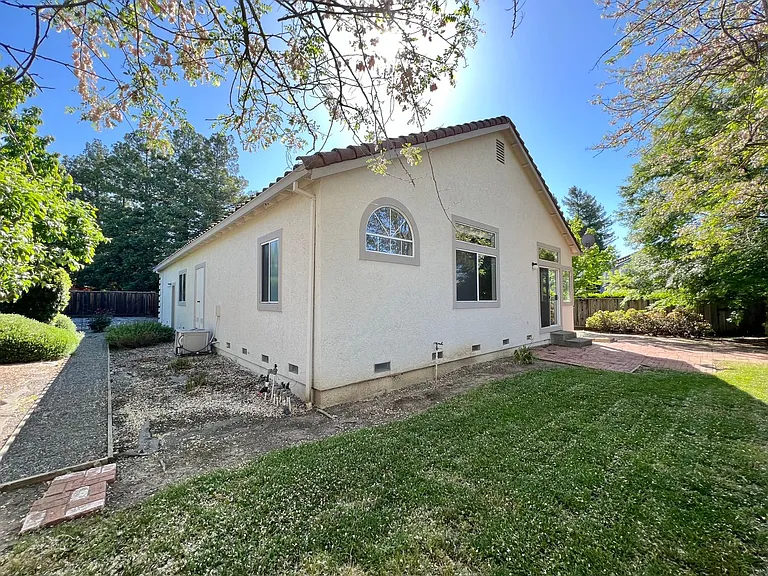 2160 Camenson St — Photo 23
