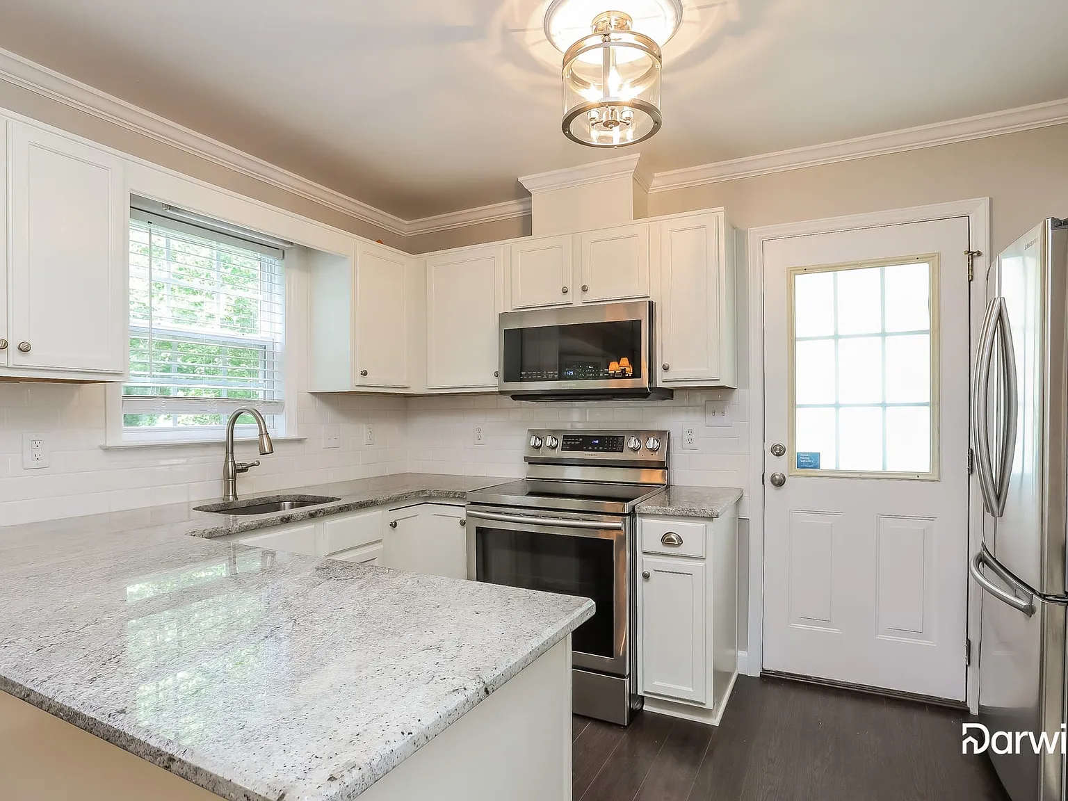 3 bed, 2.5 bath, 1549 sqft, $1,999 — Photo 2