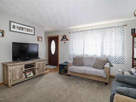 3rd image of 100 Valley Dr